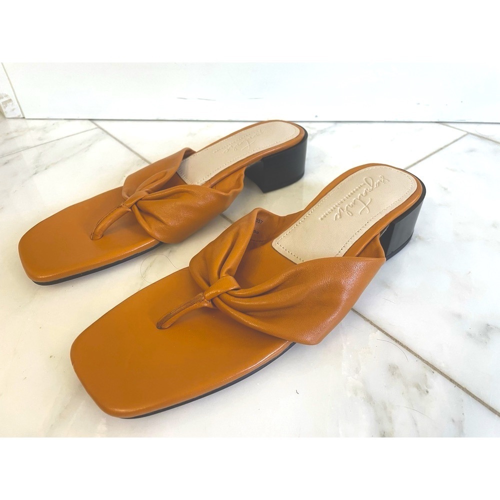 Signature By Journee Collection Mustard Yellow Leather Flip Flop Sandals Sz 9